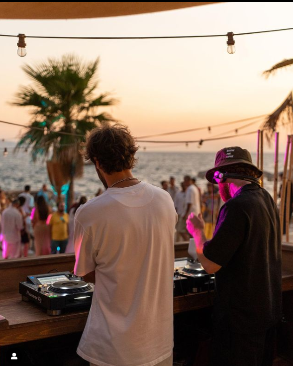 Discover 15 of the best beach clubs in Sorrento. There are options for singles and partygoers, families, couples and honeymooners. Even if you are on a budget there is Sorrento beach club option for you!