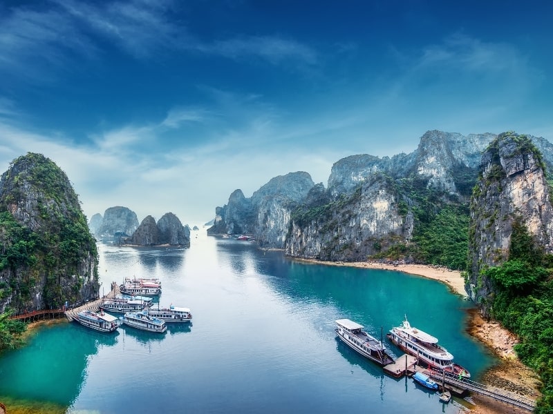 Beautiful bay with boats in it in Halong Bay, cover image for Vietnam 2 weeks itinerary article