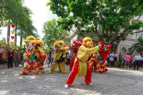 HOW TO SURVIVE VIETNAM TET HOLIDAY (Vietnamese New Year) - What To Know And How To Prepare