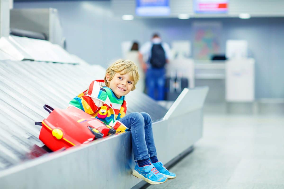 21 Ways to Entertain Kids on a Flight and Keep Yourself Sane